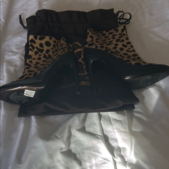 Roberto Cavalli Black Leopard Print Heeled Boots - Picture 3 of 9